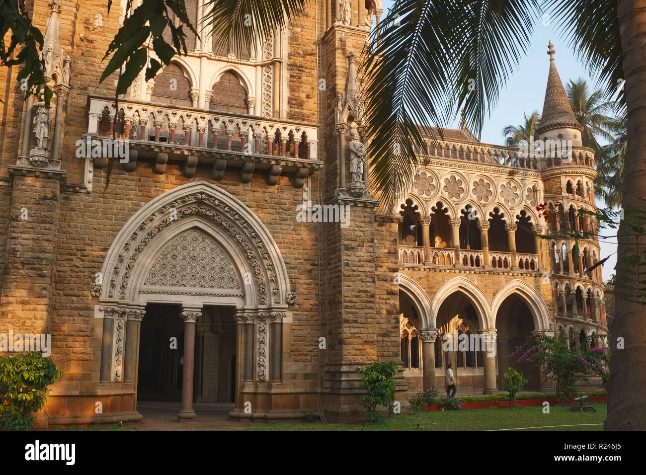 Vue partielle de l'université de Mumbai de Mumbai, l'Inde, l'un des nombreux de type colonial ('Bombay' gothique) dans les bâtiments et les zones de Fort Colaba de la ville Banque D'Images