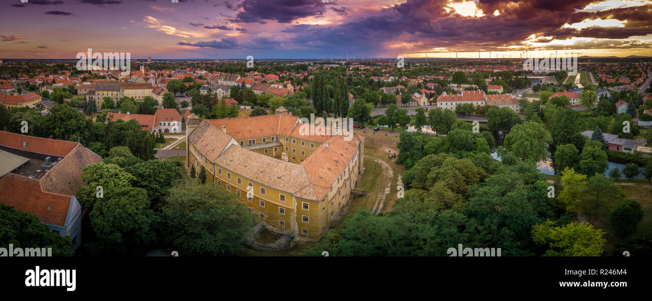 Mosonmagyarovar château en Hongrie avec sunset sky Banque D'Images