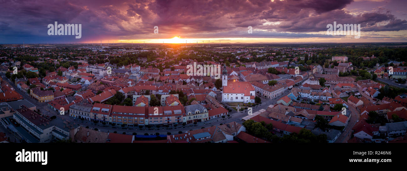 Vue aérienne de la rue main Mosonmagyarorvar avec l'Église catholique en Gyor Moson Sopron Hongrie comté pendant le coucher du soleil Banque D'Images