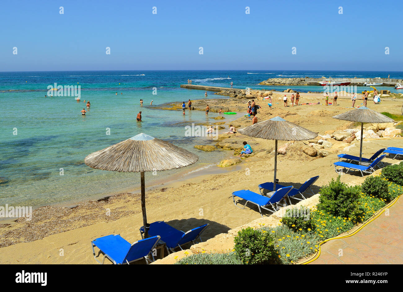 Les touristes sur la plage de Paphos une station touristique à Chypre Banque D'Images