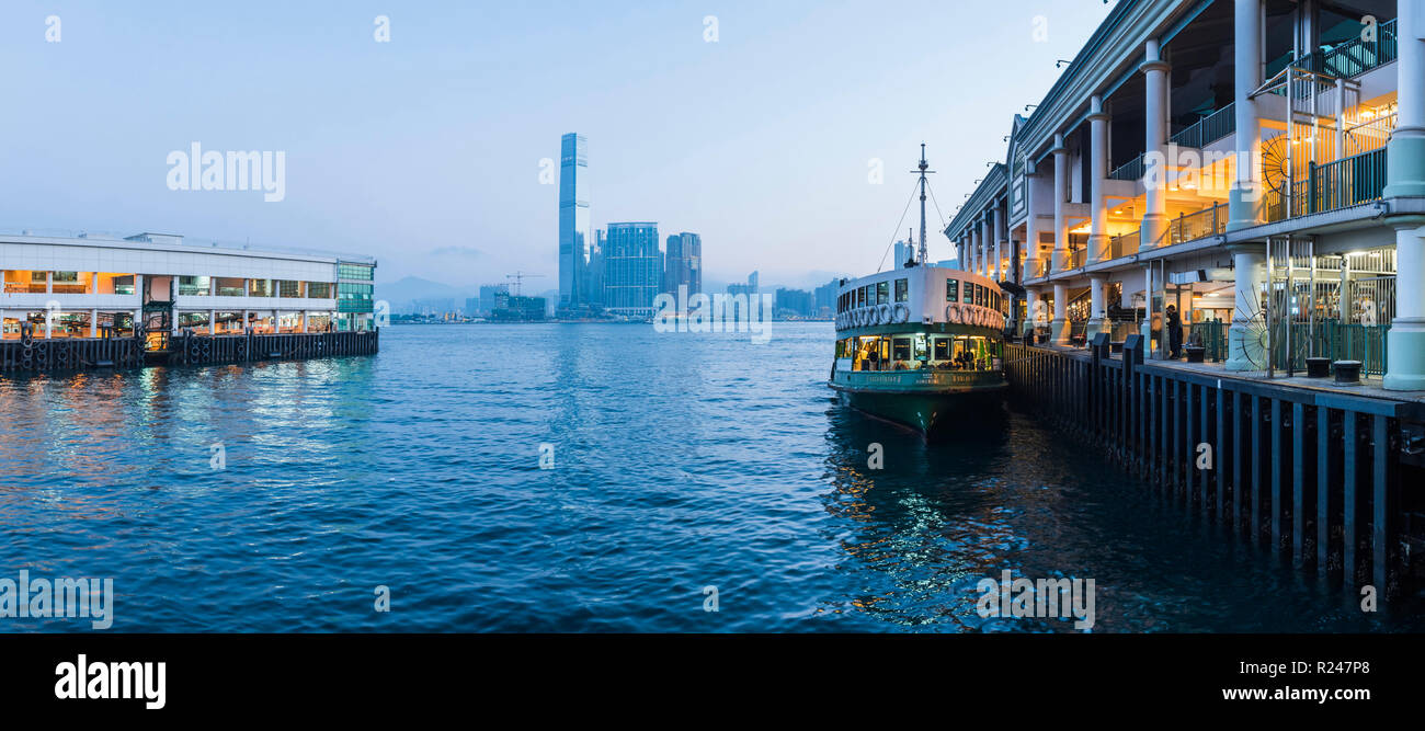 Star Ferry vers l'île de Hong Kong, Kowloon dans la nuit, Hong Kong, Chine, Asie Banque D'Images