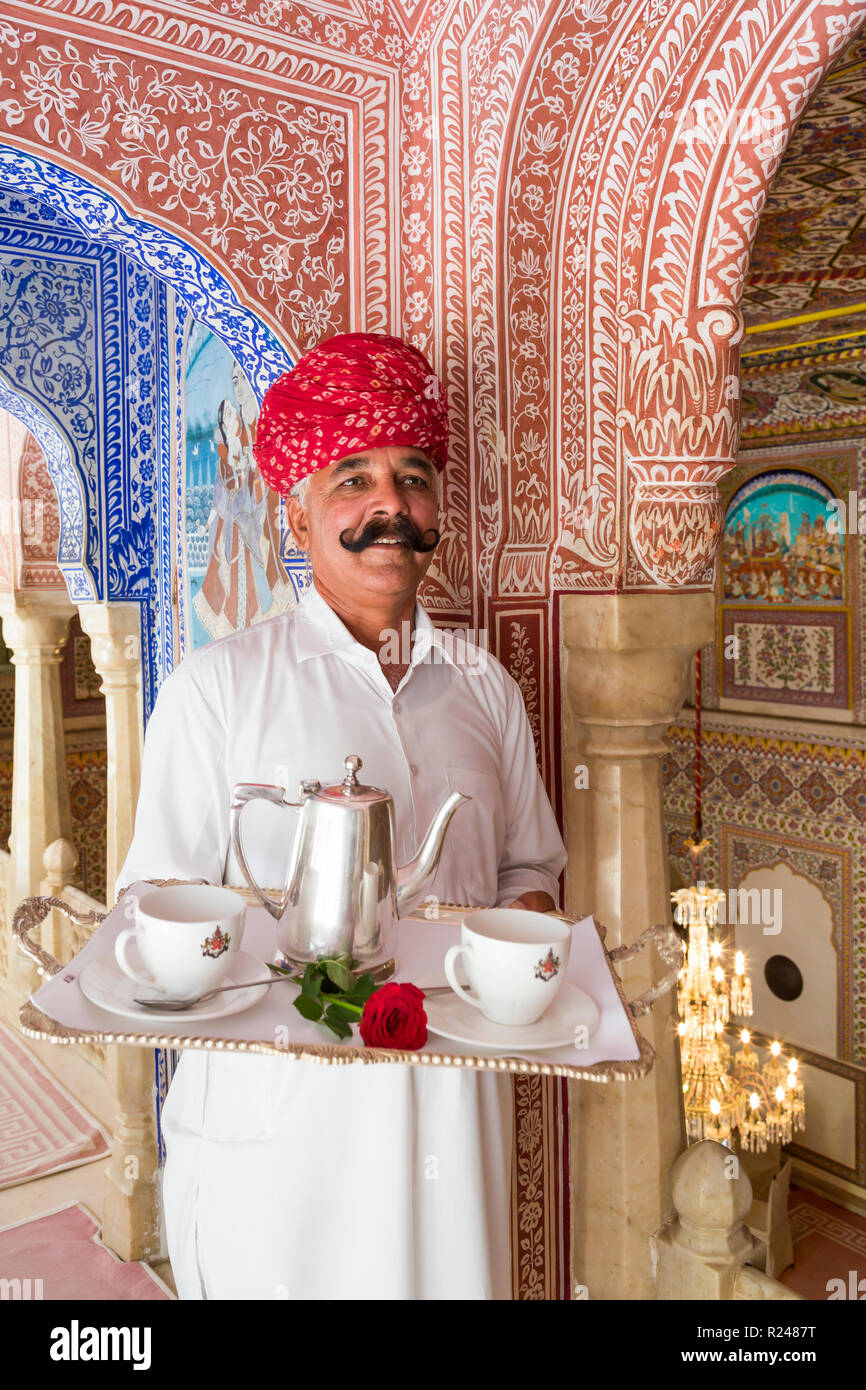 Waiter carrying tray plateau orné de passage, Samode Palace, Jaipur, Rajasthan, Inde, Asie Banque D'Images