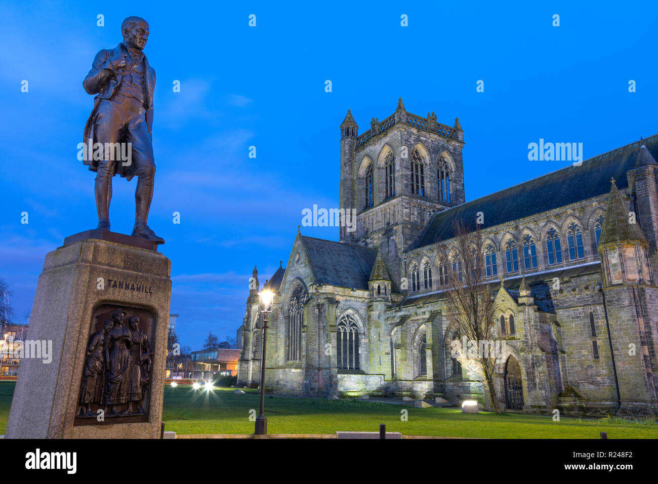 Statue du poète Tannahill et Paisley Abbey, Paisley, Renfrewshire, en Écosse, Royaume-Uni, Europe Banque D'Images