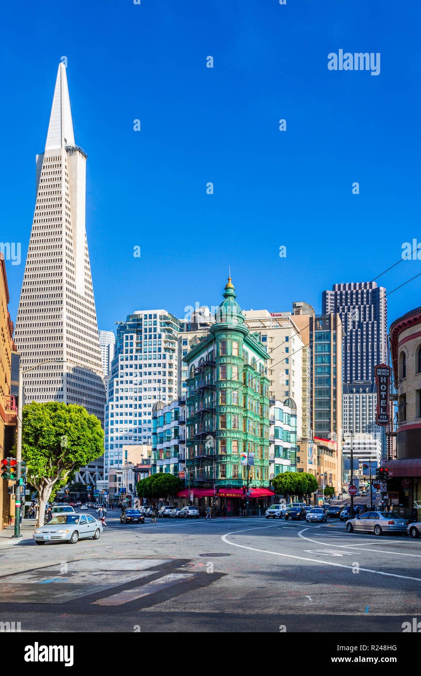 Avis de Transamerica Pyramid building et Columbus Tower sur Columbus Avenue, San Francisco, Californie, États-Unis d'Amérique, Amérique du Nord Banque D'Images