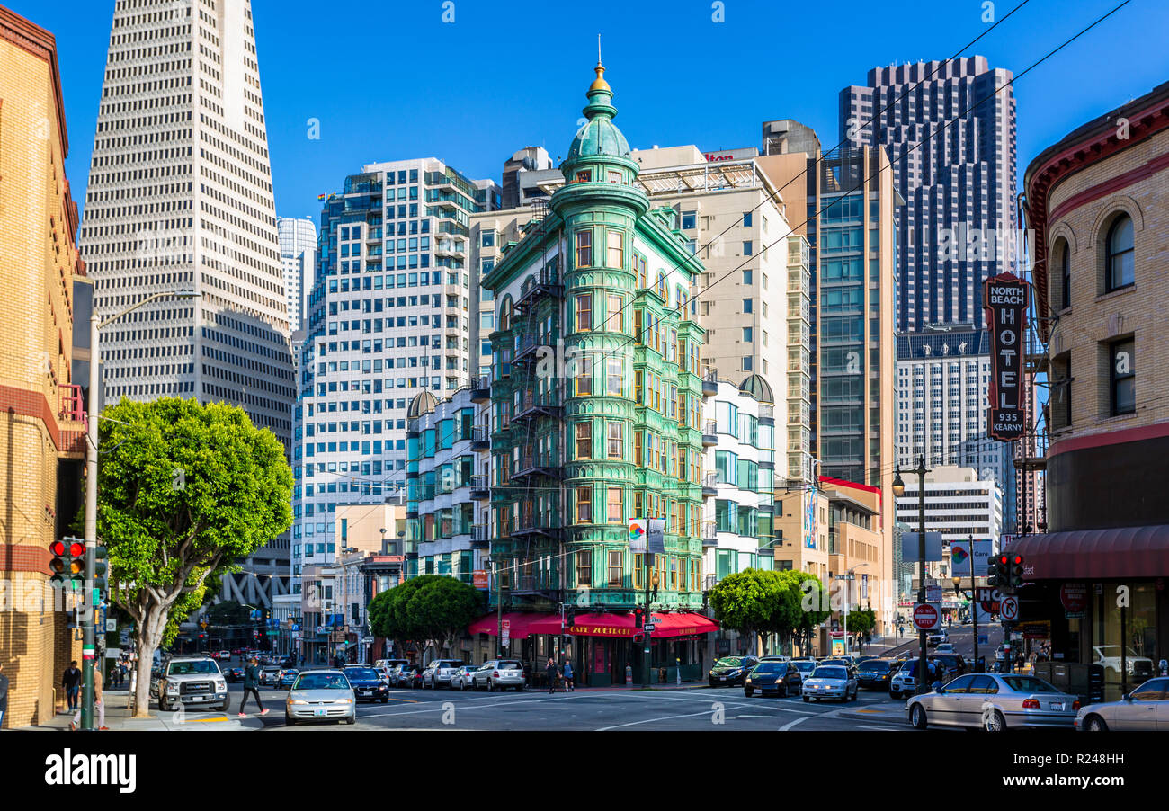 Avis de Transamerica Pyramid building et Columbus Tower sur Columbus Avenue, San Francisco, Californie, États-Unis d'Amérique, Amérique du Nord Banque D'Images