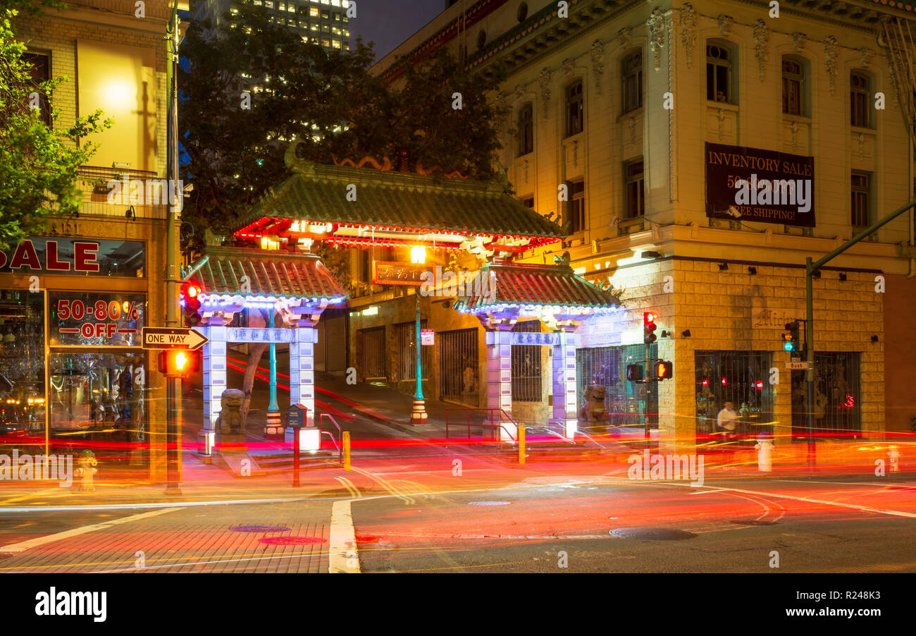 Dragon's Gate et voiture trail des lumières dans la nuit, le quartier chinois, San Francisco, Californie, États-Unis d'Amérique, Amérique du Nord Banque D'Images