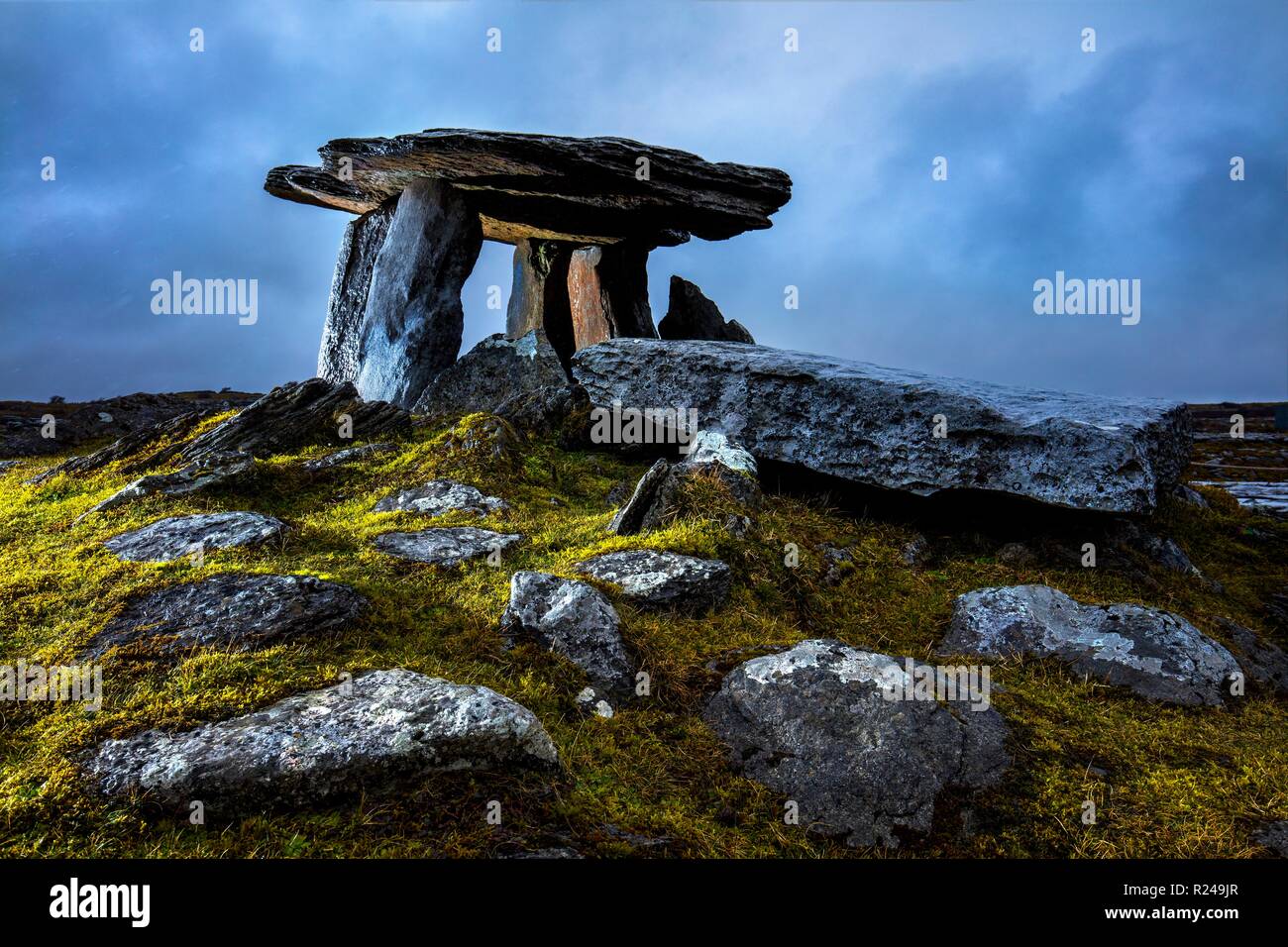 Le dolmen de Poulnabrone, le Burren, comté de Clare, Munster, République d'Irlande, Europe Banque D'Images