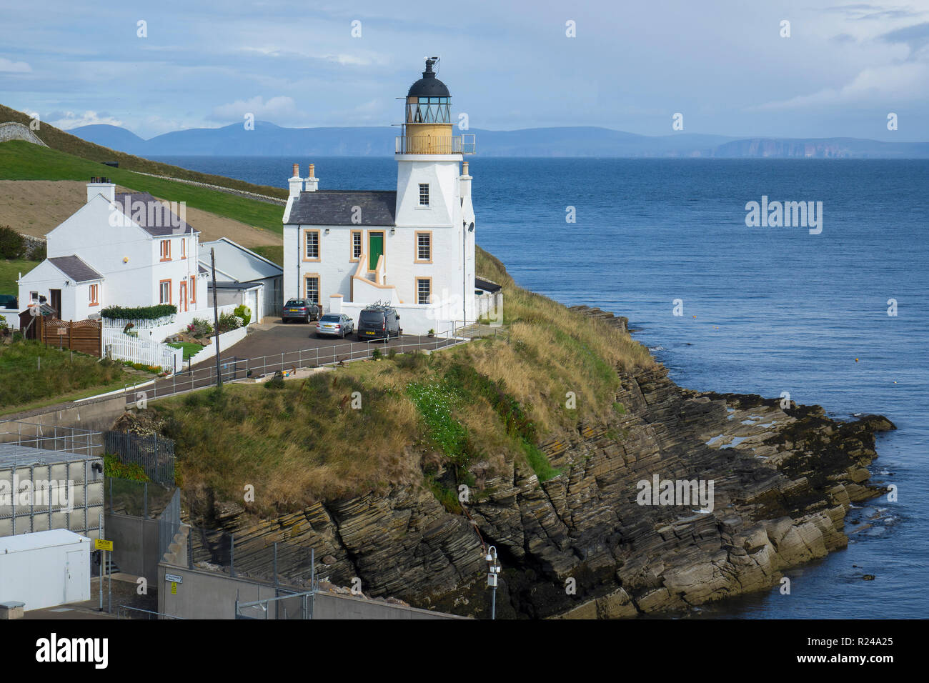 Holborn Head Lighthouse, Scrabster et afficher des lointaines îles Orkney, Caithness, Ecosse, Royaume-Uni, Europe Banque D'Images