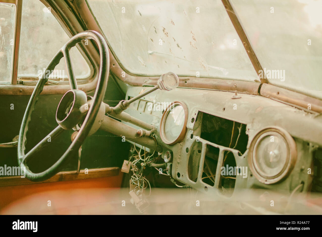 Vieille photo de Old Timer intérieur voiture avec dusty et Spider web tous sur la planche de bord avec leviers rouillés sépia Banque D'Images