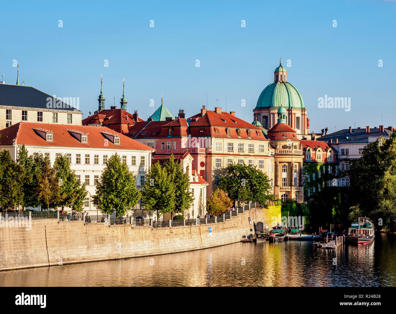 Vue sur la rivière Vltava vers Stare Mesto (vieille ville), Prague, UNESCO World Heritage Site, Région de la Bohême, République Tchèque, Europe Banque D'Images