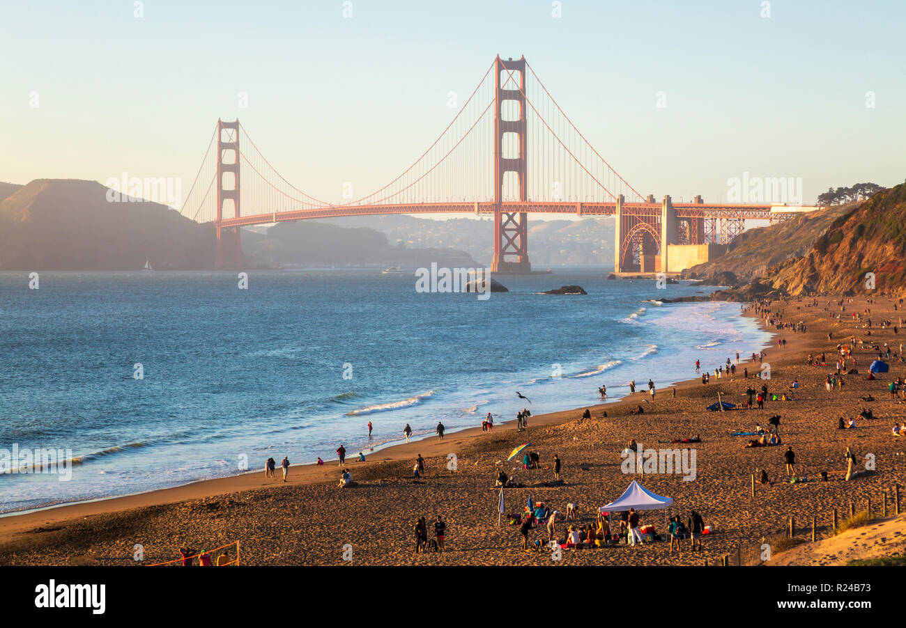 Coucher de soleil près du Golden Gate Bridge, Baker Beach, San Francisco, Californie, États-Unis d'Amérique, Amérique du Nord Banque D'Images