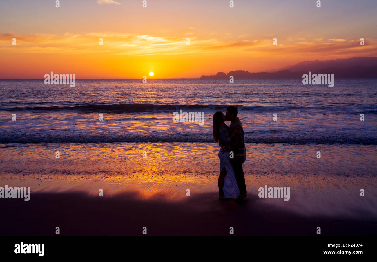 Coucher du soleil et de couple dans l'amour près du Golden Gate Bridge, Baker Beach, San Francisco, Californie, États-Unis d'Amérique, Amérique du Nord Banque D'Images