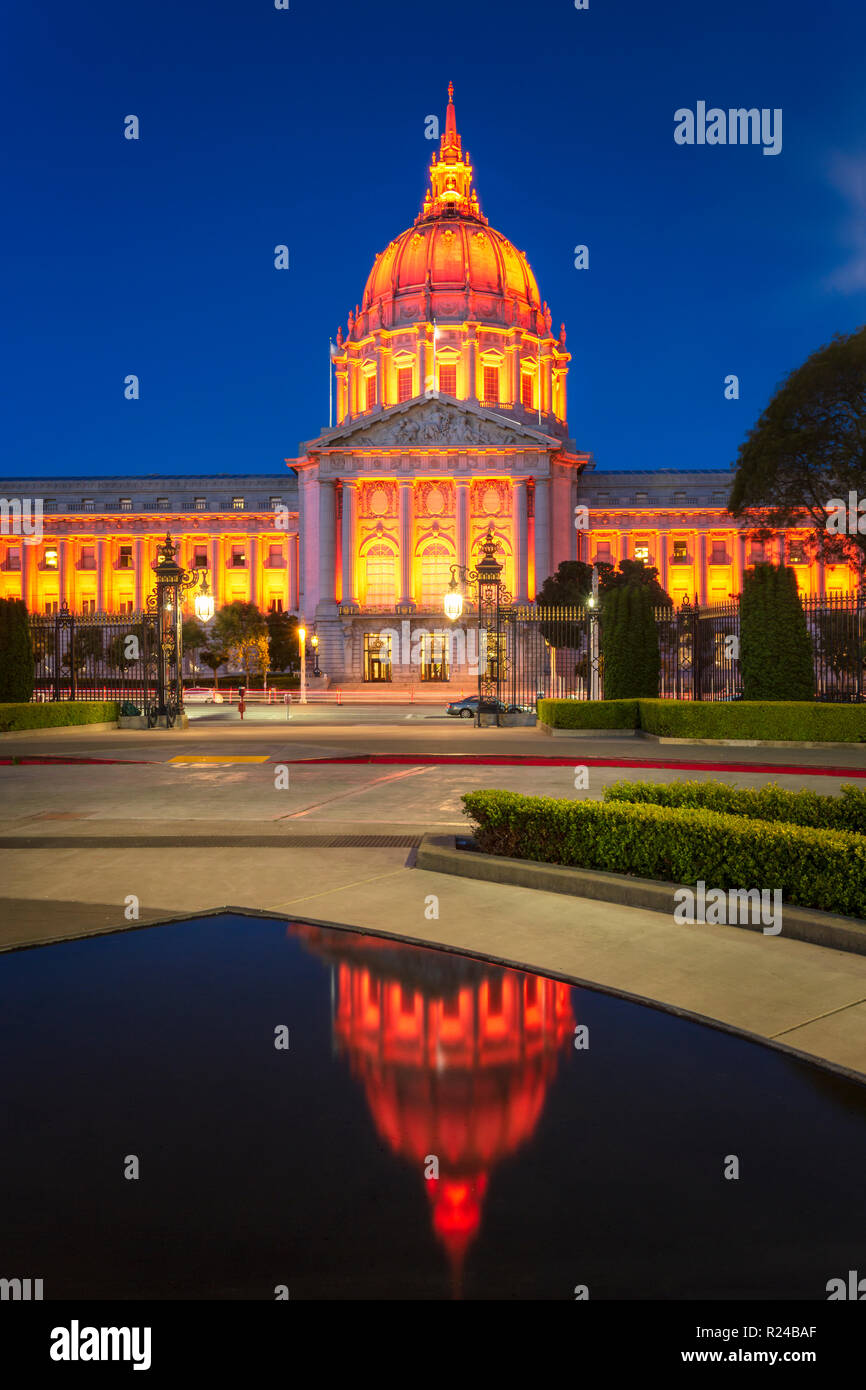 Voir l'Hôtel de ville de San Francisco est éclairée la nuit, San Francisco, Californie, États-Unis d'Amérique, Amérique du Nord Banque D'Images