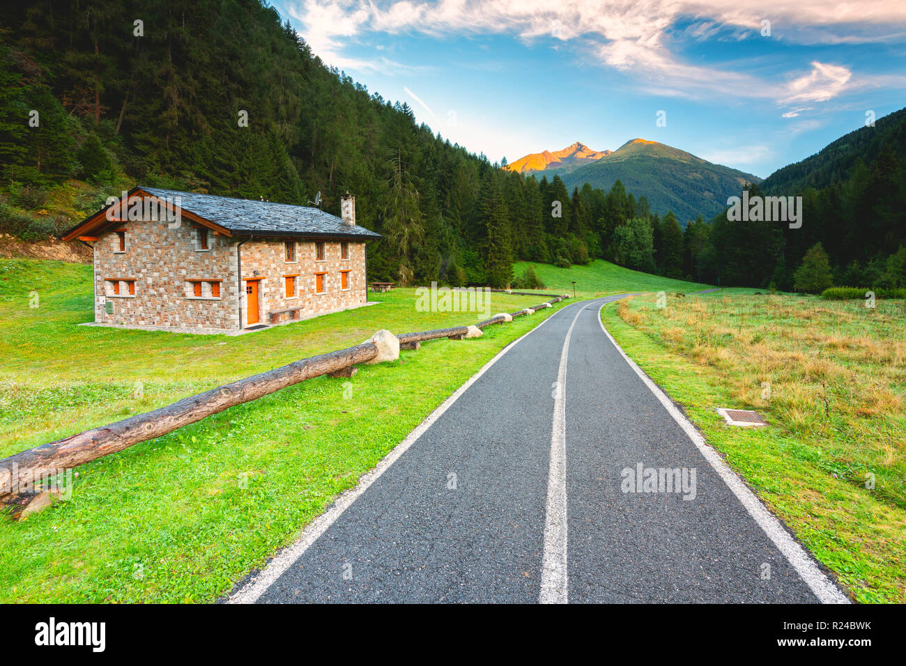 Chalet le long de la piste cyclable au pont de bois, Ponte di Legno, Vallecamonica (Val Camonica), province de Brescia, Lombardie, Italie, Europe district Banque D'Images