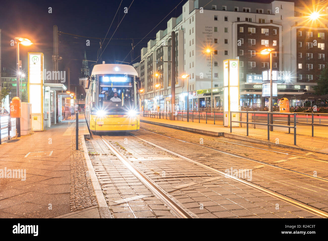 Une station de tram à l'Alexander Platz à Berlin Mitte par nuit, Berlin, Germany, Europe Banque D'Images