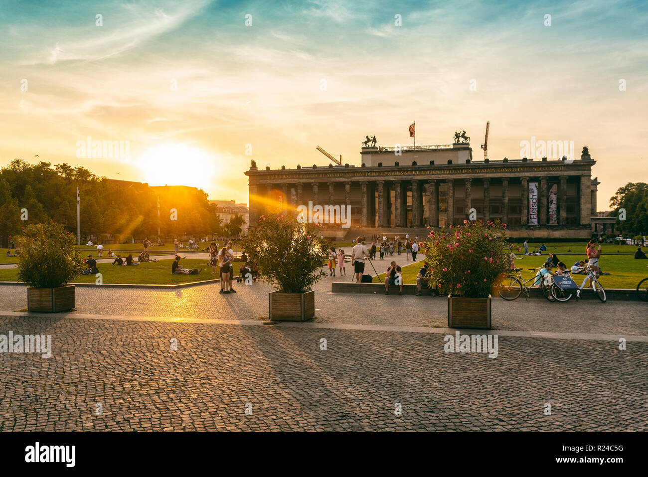 Le vieux musée de Berlin, la fin de l'après-midi avec le Lustgarten devant sur l'île des musées, l'UNESCO World Heritage Site, Berlin, Germany, Europe Banque D'Images