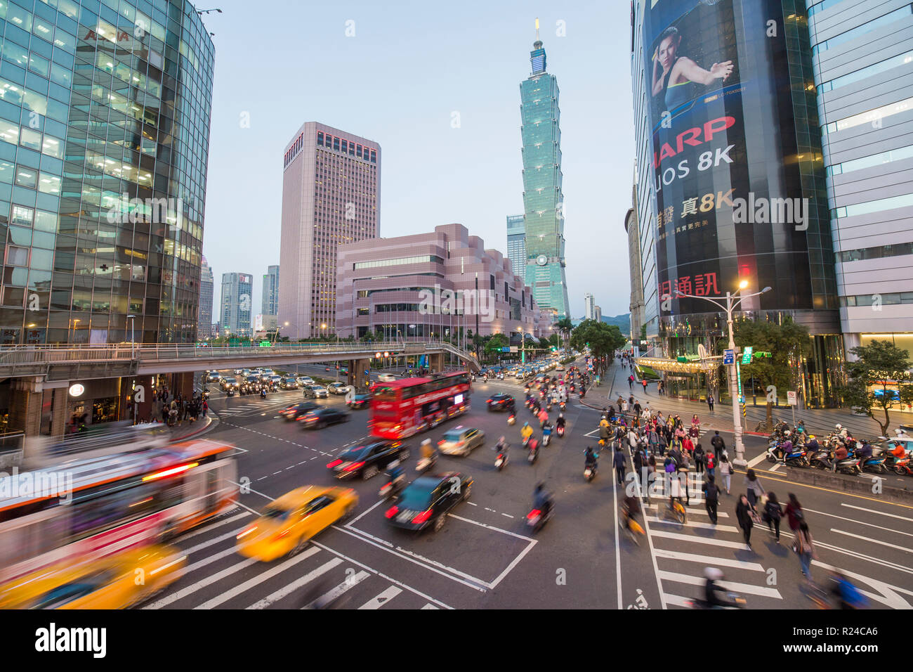 La circulation en face de Taipei 101 à une intersection du centre-ville animée dans le quartier de Xinyi, Taipei, Taïwan, l'Asie Banque D'Images