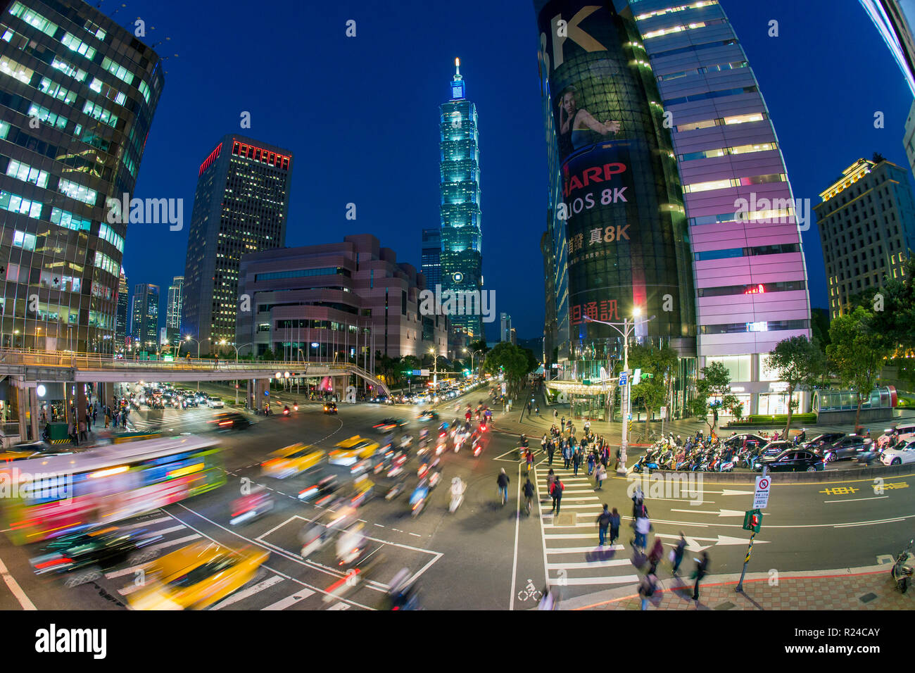 La circulation en face de Taipei 101 à une intersection du centre-ville animée dans le quartier de Xinyi, Taipei, Taïwan, l'Asie Banque D'Images