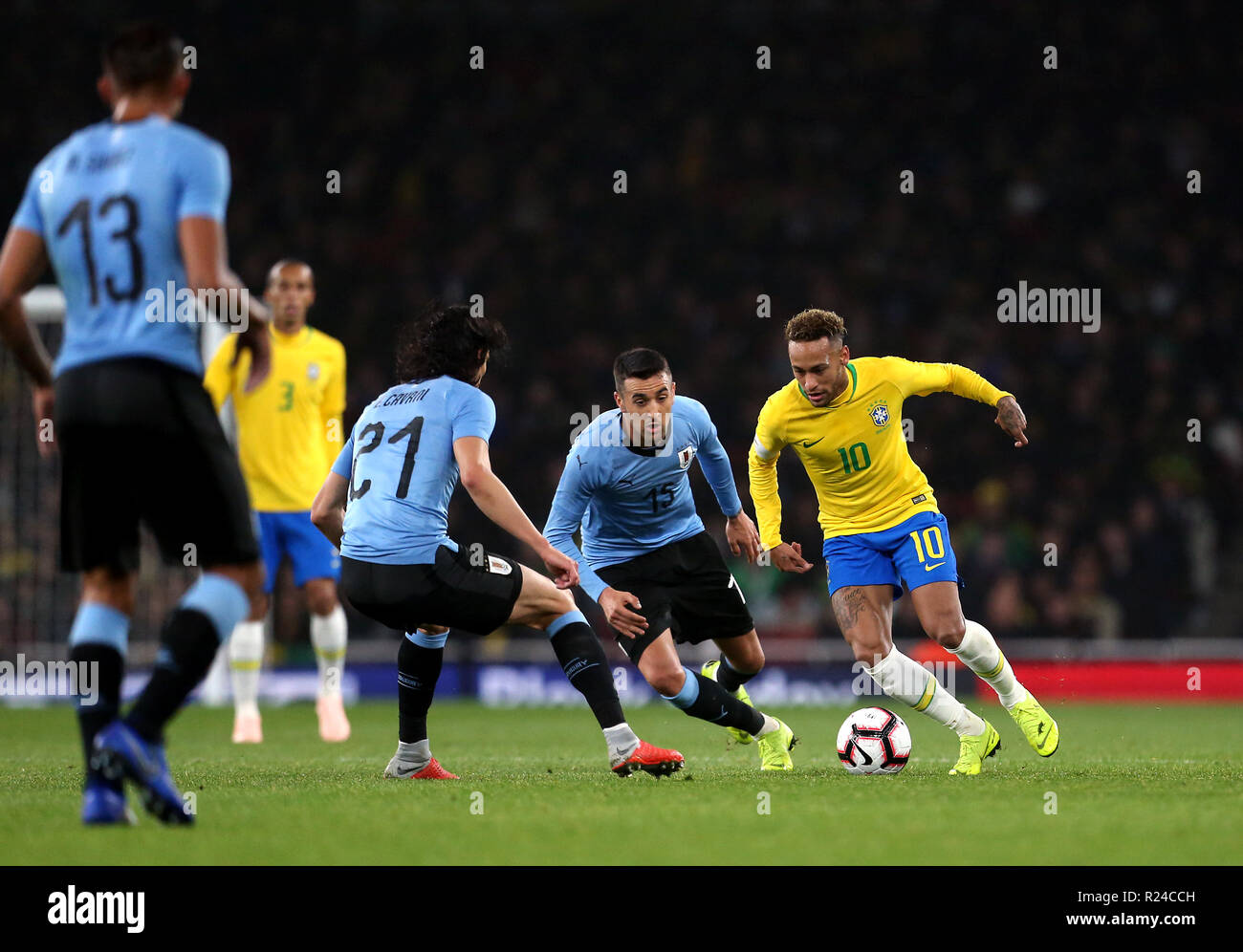 Neymar du Brésil (à droite) et l'Uruguay's Matias Vecino (centre) bataille pour la balle durant le match amical à l'Emirates Stadium, Londres. Banque D'Images