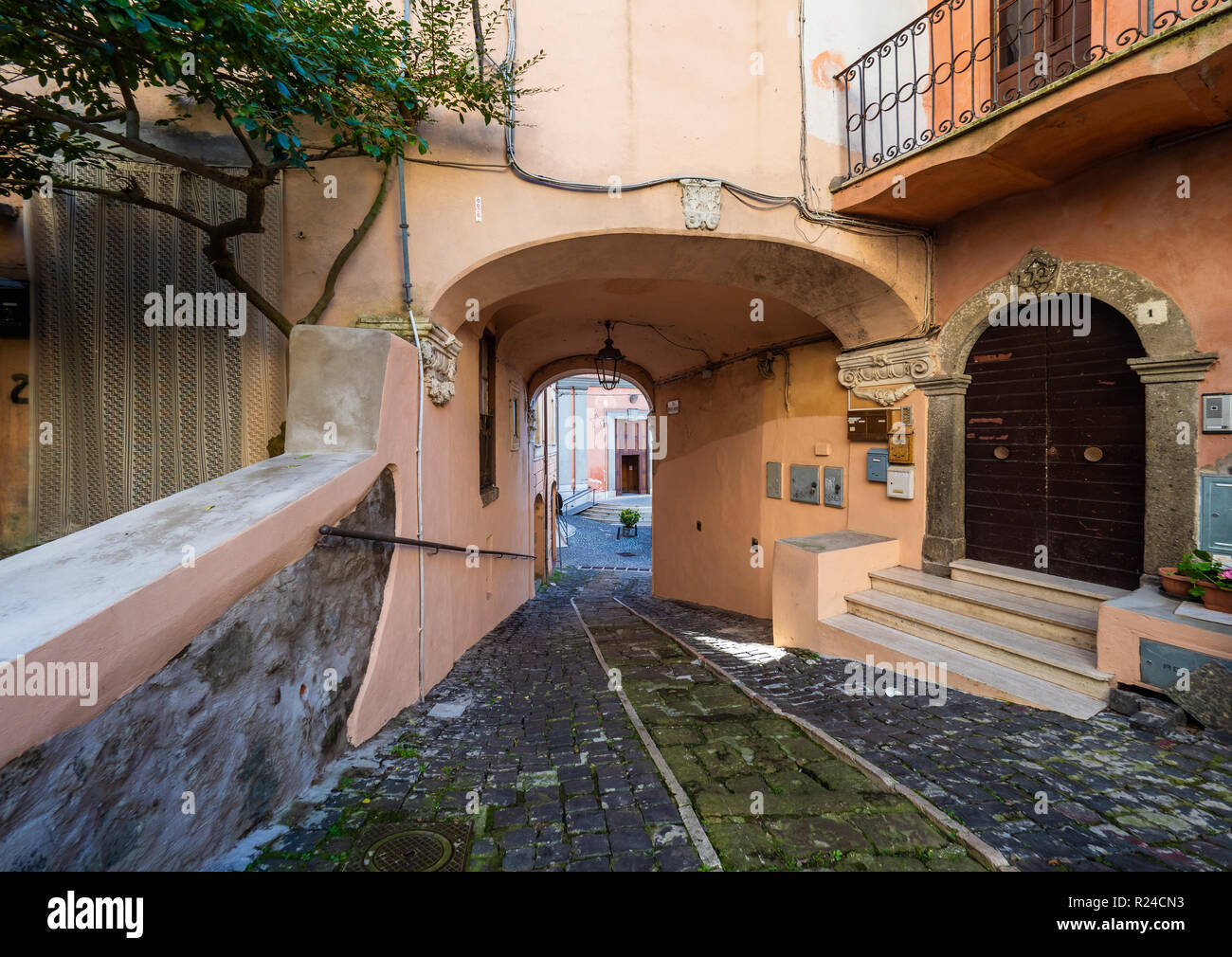 Nemi (Italie) - Une jolie petite ville dans l'agglomération de la ville de Rome, sur la colline surplombant le lac de Nemi, un lac de cratère volcanique. Banque D'Images