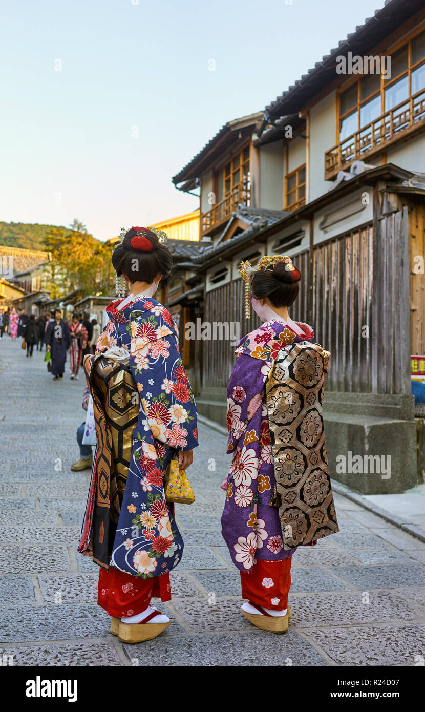 Geishas portant des kimonos dans Gion, Kyoto, Japon, Asie Banque D'Images