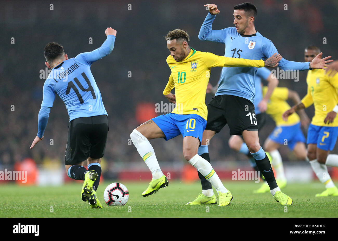 Neymar du Brésil (centre) batailles pour la balle avec l'Uruguay a Lucas Torreira (à gauche) et Matias Vecino (à droite) au cours de la match amical à l'Emirates Stadium, Londres. Banque D'Images