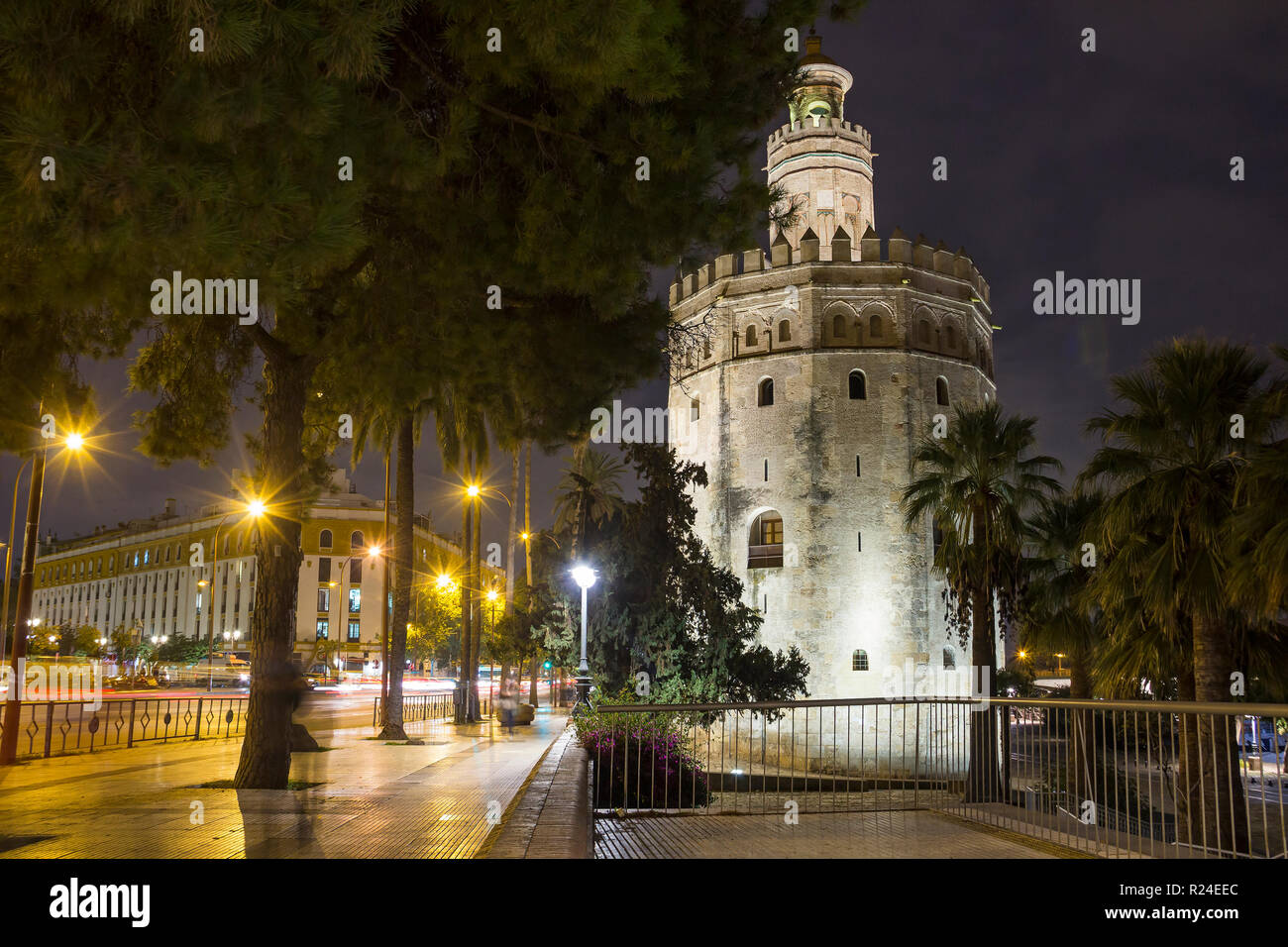 Tour de l'or (Torre del Oro) de guet militaire médiévale la nuit, Séville, Espagne Banque D'Images