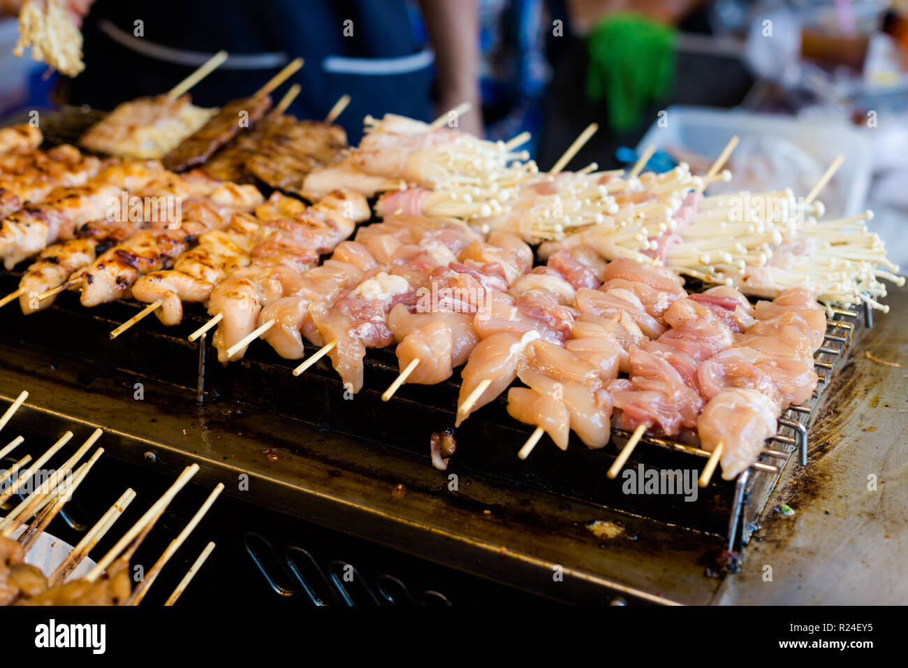 Asiatique frais épicé brochettes de poulet aux champignons et à l'aiguille barbecue le marché local. La cuisine thaïlandaise traditionnelle faite d'ingrédients frais. Banque D'Images