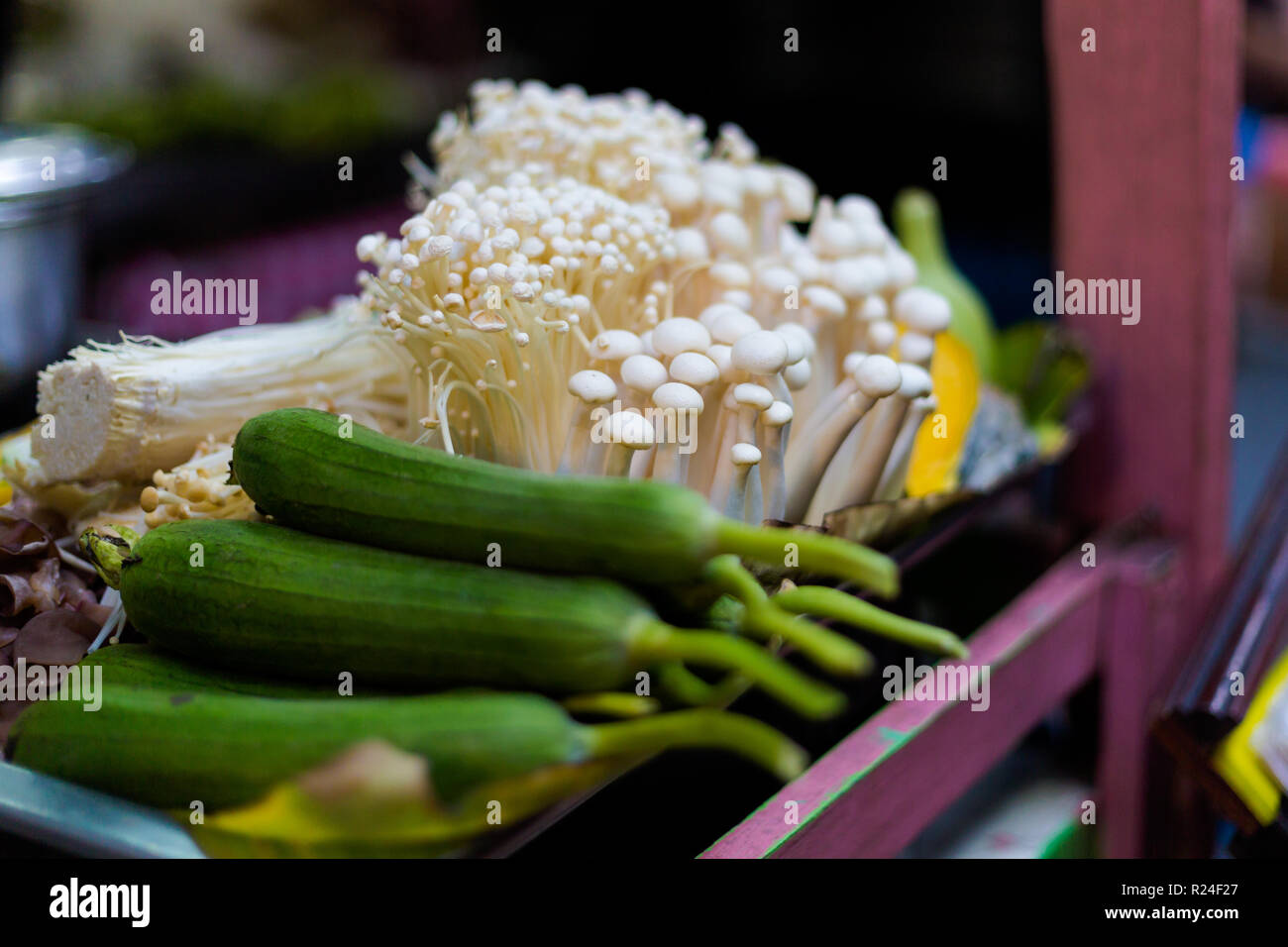 Les courgettes et champignons frais de l'aiguille sur le marché local à Bangkok. Thaï traditionnel d'ingrédients frais. Banque D'Images