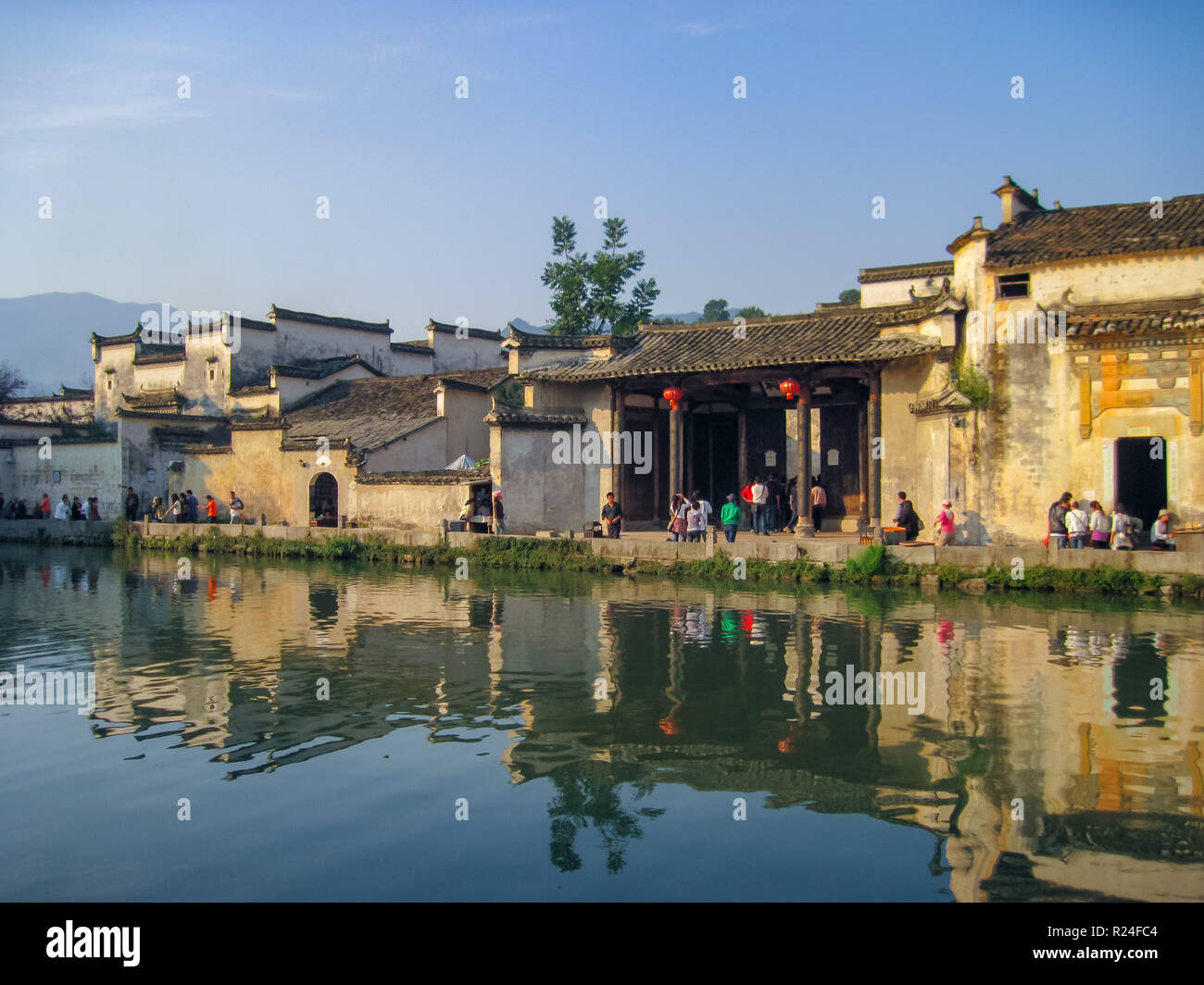 Maisons de style traditionnel Huizhou à côté de l'étang de la lune à l'Unesco énumérés Hongcun vieux village. Hongcun est situé dans la montagne près de Anhui Huangshan. Banque D'Images