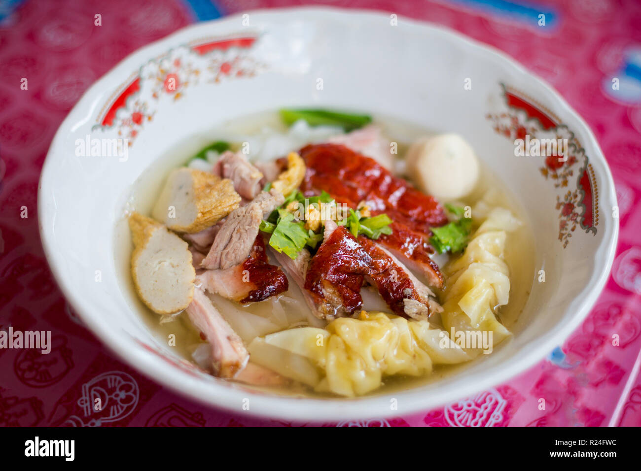 Préparé frais aromatiques asiatiques soupe bouillon de canard avec des boulettes de porc dimsum, boulettes de viande et les nouilles dans un restaurant local sur l'île de Koh Lanta. Savoirs traditionnels Banque D'Images