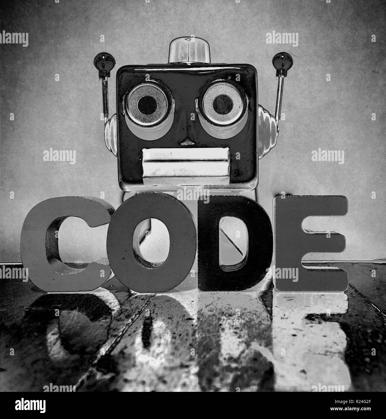 La tête du robot rouge rétro et le mot CODE sur un vieux plancher en bois Banque D'Images