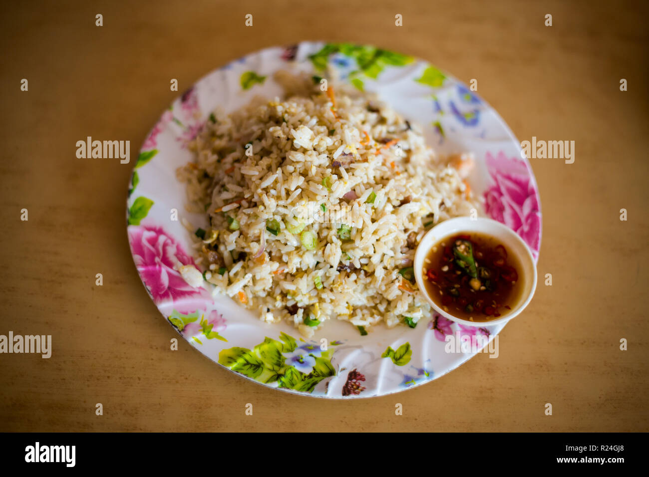 Préparés frais riz frit à la chinoise de Malaisie a servi avec la sauce chaude dans un restaurant local sur l'île de Pangkor. La cuisine asiatique traditionnelle faite d'ingrédients frais Banque D'Images