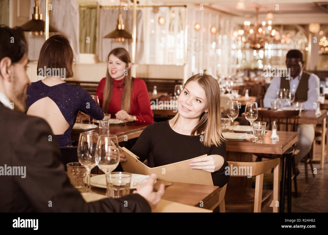 Quel beau couple est coin ensemble dans un restaurant de luxe. Banque D'Images