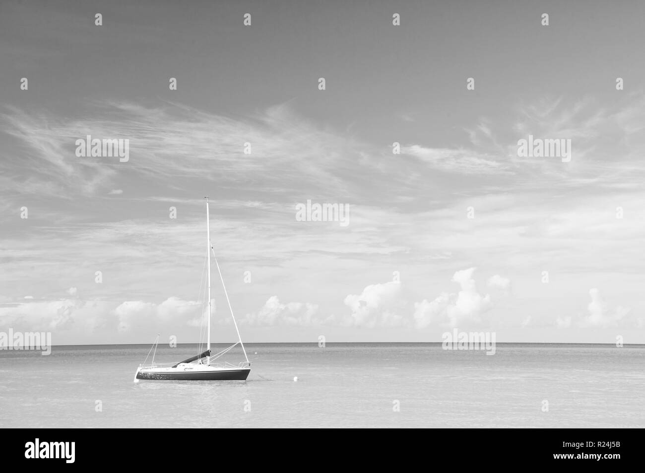 Mer tropique Idyll. Animation de l'eau st johns antigua.tout compris. Scène idyllique en bord de mer vacances tropicales. Voilier à moteur Ocean blue l'eau. Locations de loisirs des îles exotiques tropicaux. Banque D'Images