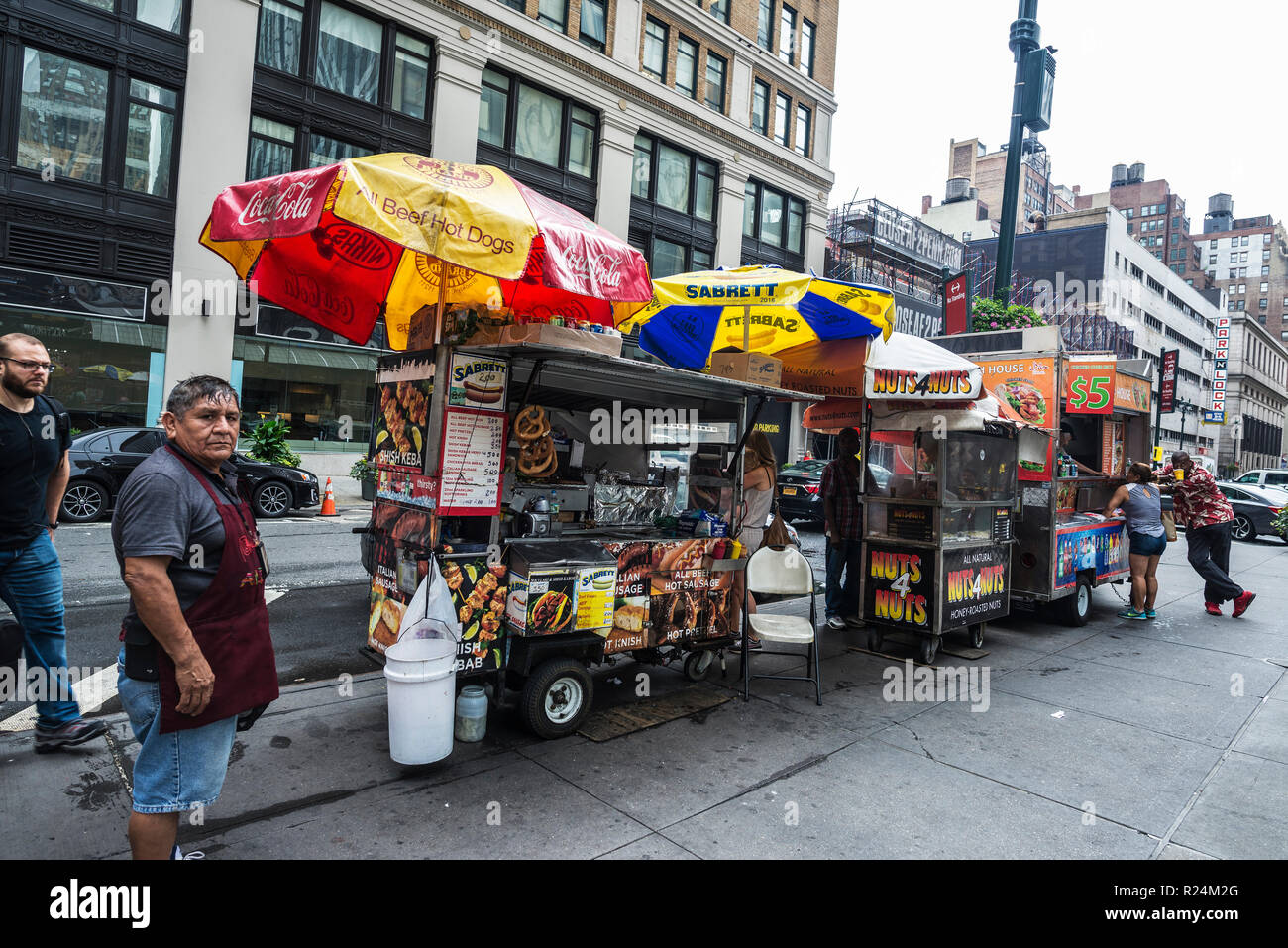 La ville de New York, USA - 25 juillet 2018 : Divers camion alimentaire de hot-dog, falafel, kebab, burger avec un fournisseur à Manhattan à New York City, USA Banque D'Images