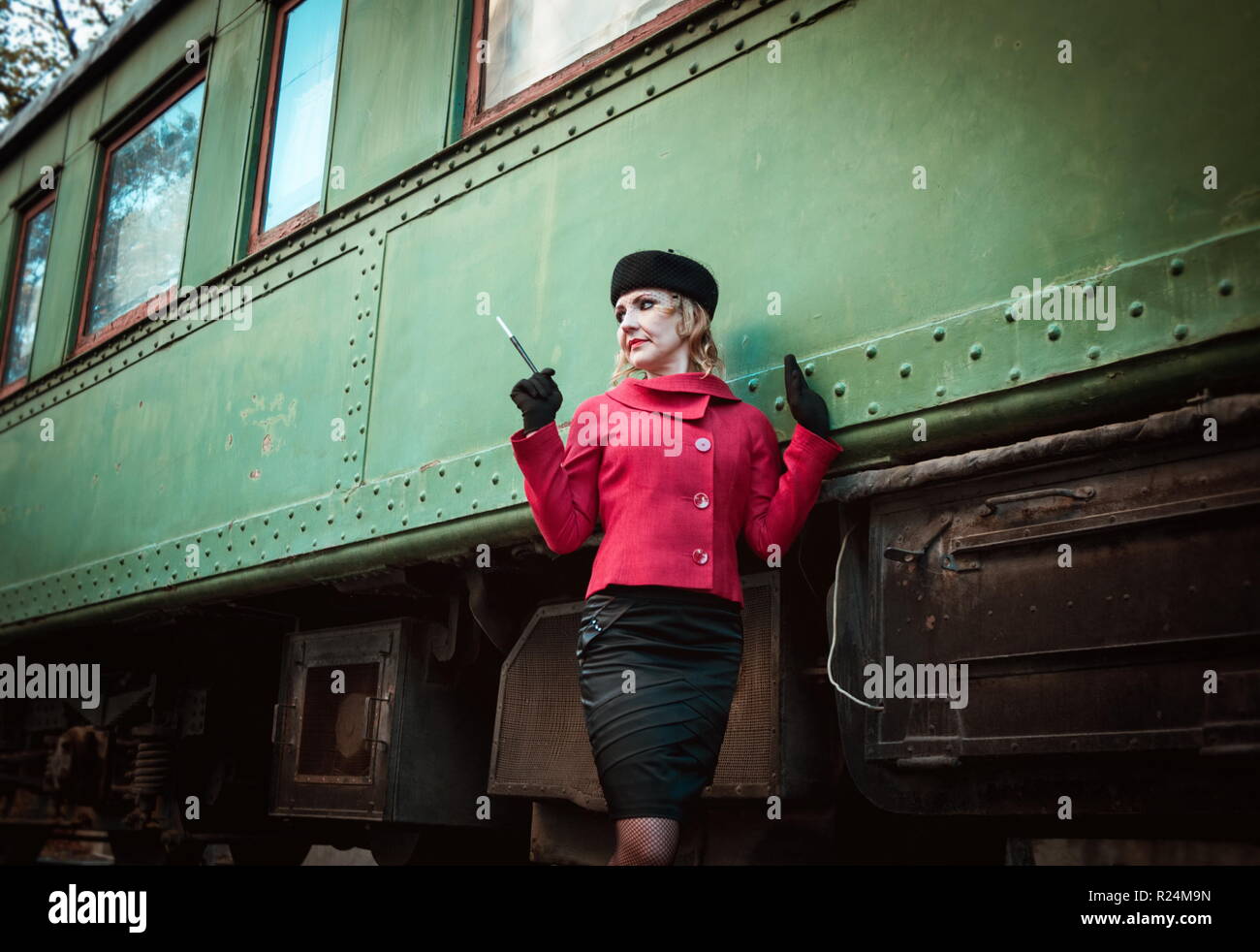 Femme rétro sur la gare Banque D'Images