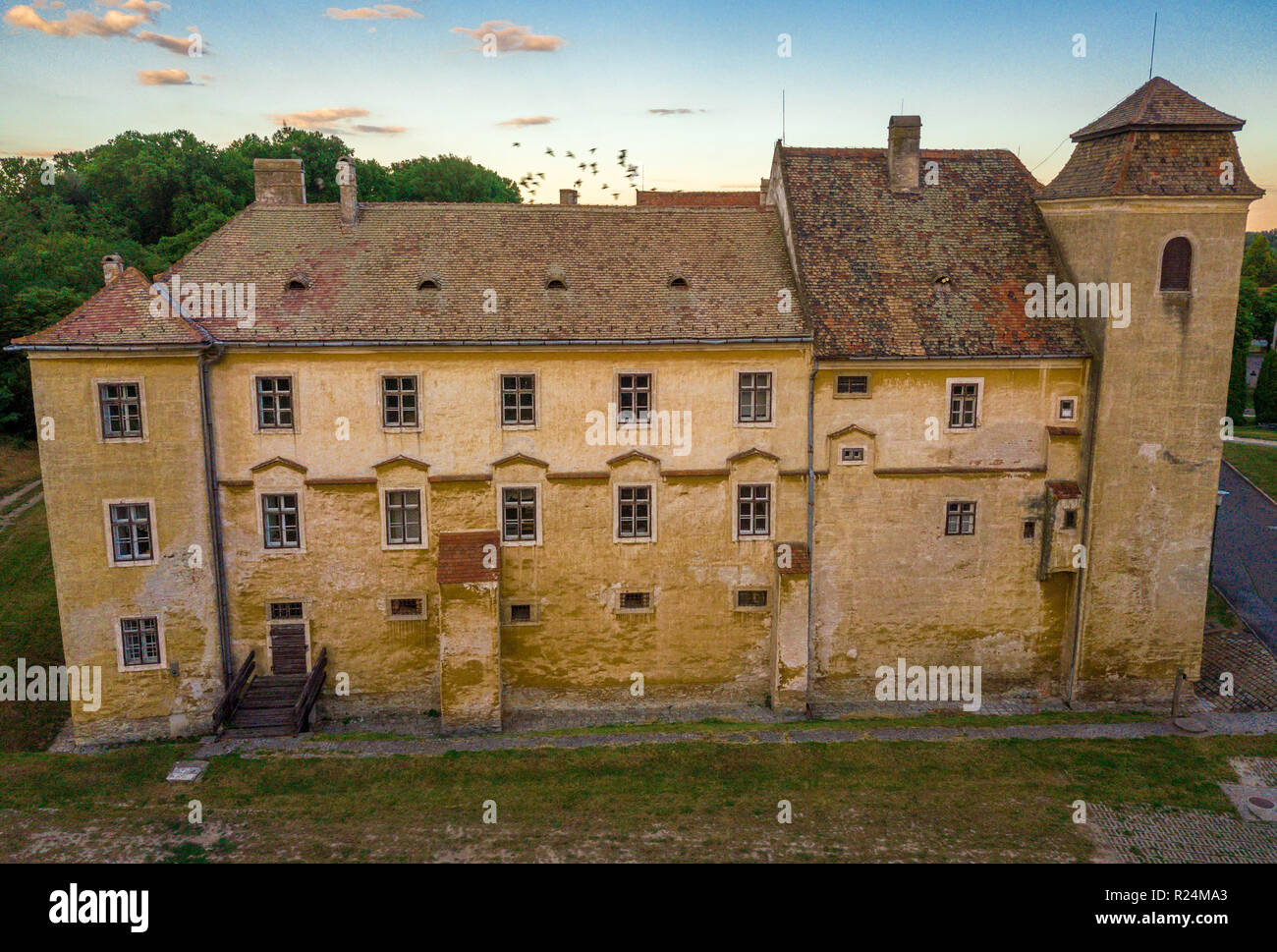Vue aérienne de Mosonmagyarovar château avant le coucher du soleil en Hongrie Banque D'Images