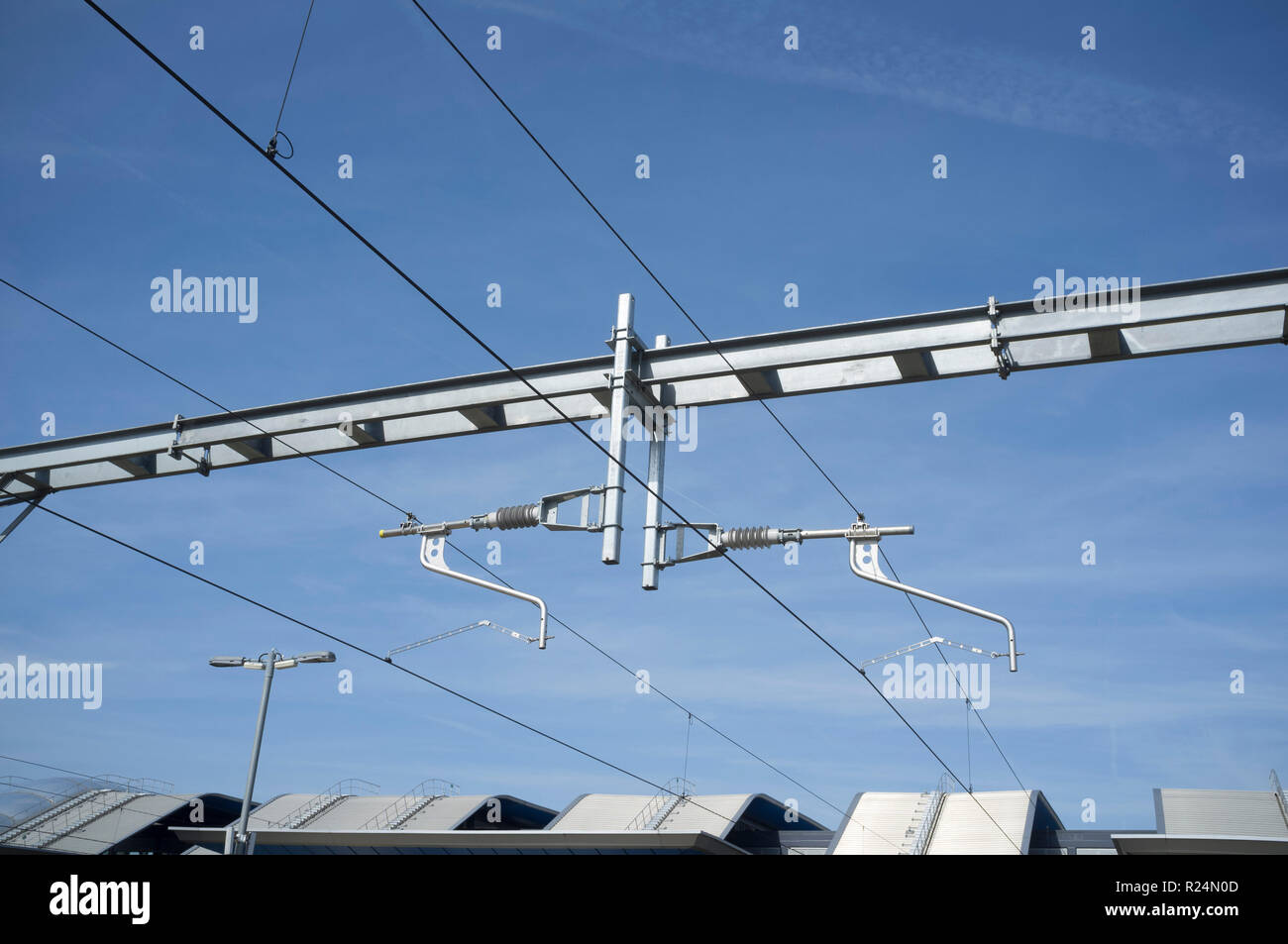 La nouvelle GWR electrification des lignes électriques et de portiques à la lecture, Berkshire Banque D'Images