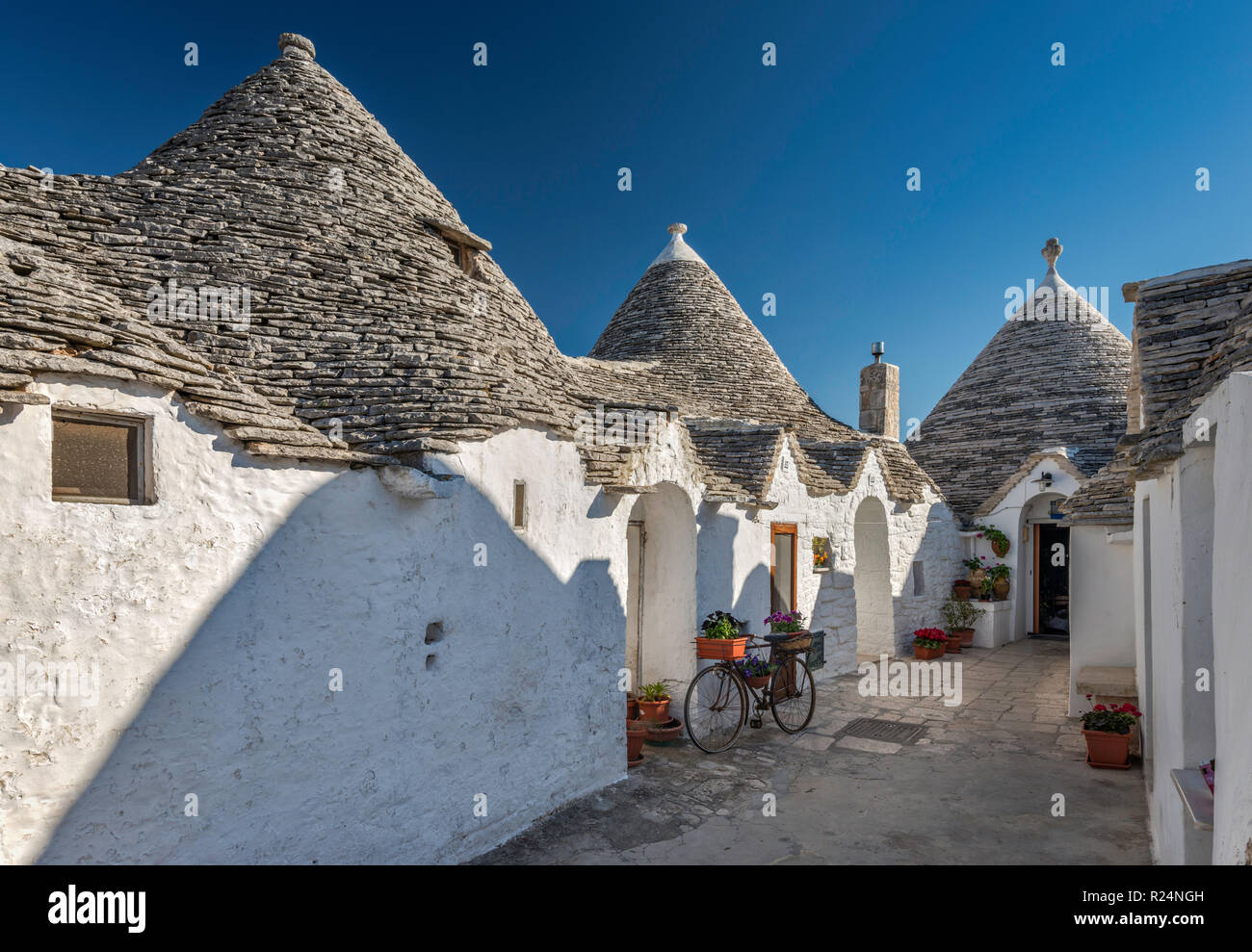 Maisons trulli coniques à Via Verdi, quartier Rione Aia Piccola d'Alberobello, Pouilles, Italie Banque D'Images