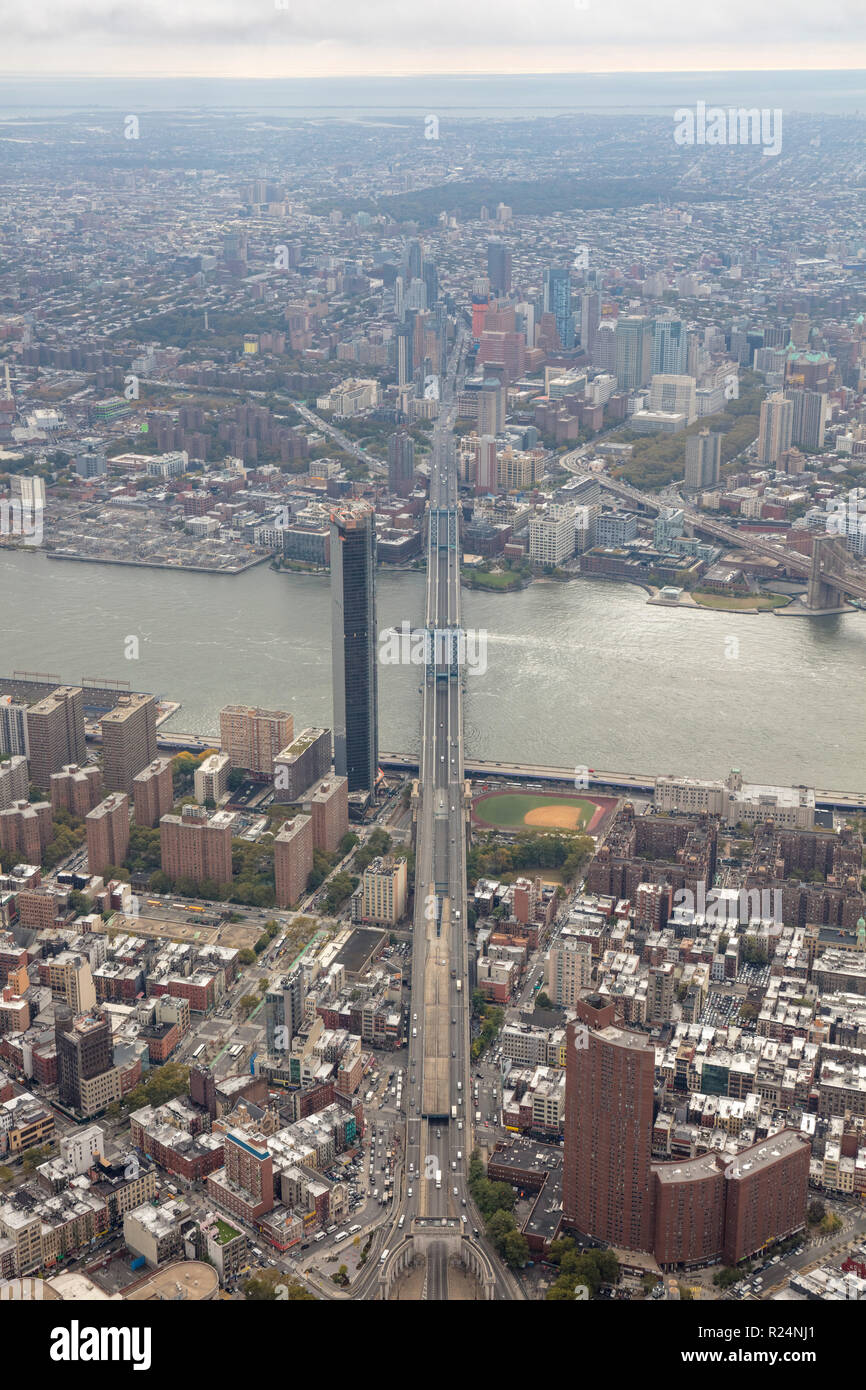 Vue aérienne d'hélicoptère de Manhattan Bridge et le centre-ville de Brooklyn, New York, USA Banque D'Images