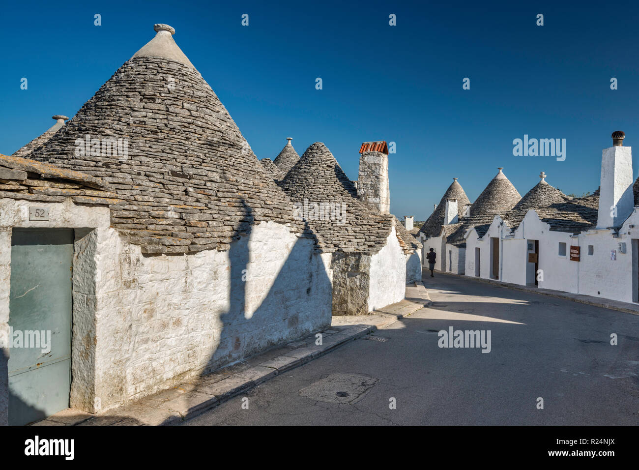 Maisons trulli coniques à Via Verdi, quartier Rione Aia Piccola d'Alberobello, Pouilles, Italie Banque D'Images