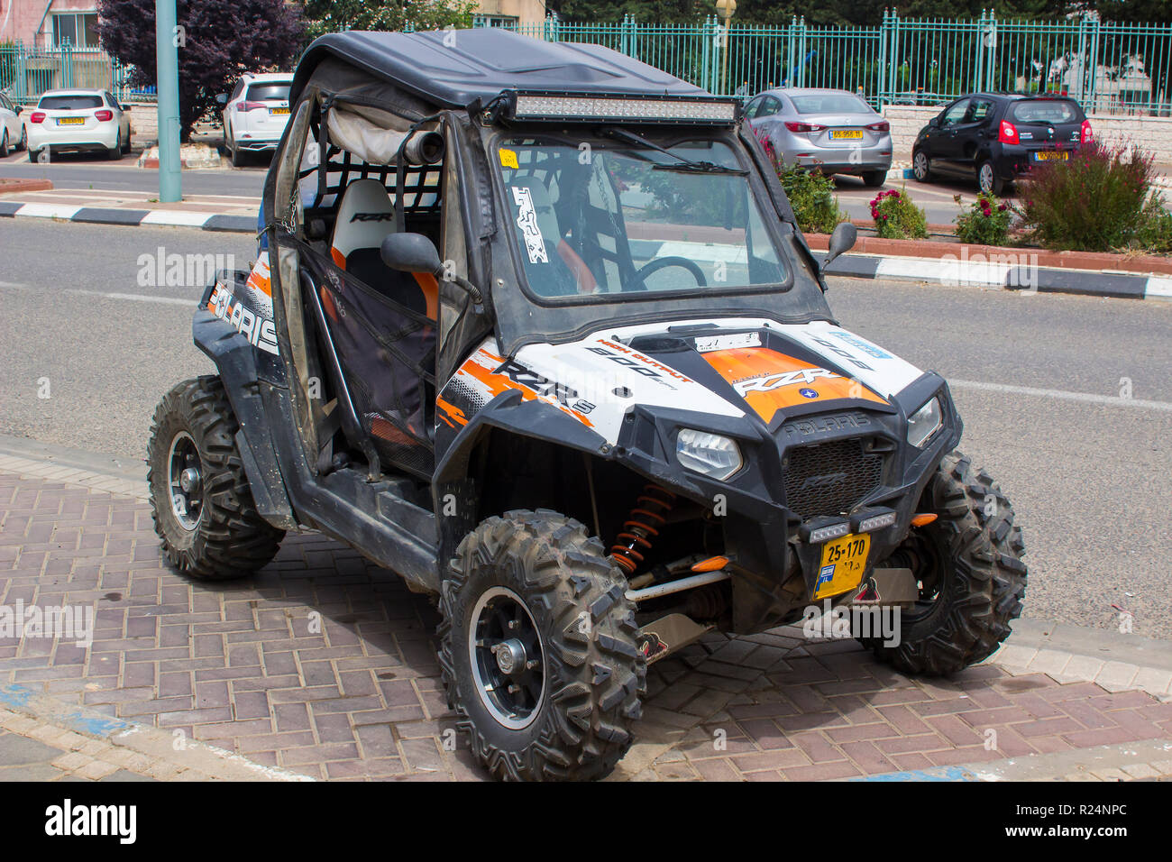 4 mai 2018 un rasoir Polaris off road d'alimentation essence véhicule stationné sur la rue principale de Buqata une petite ville arabe druze dans les hauteurs du Golan au Nord Israël Banque D'Images