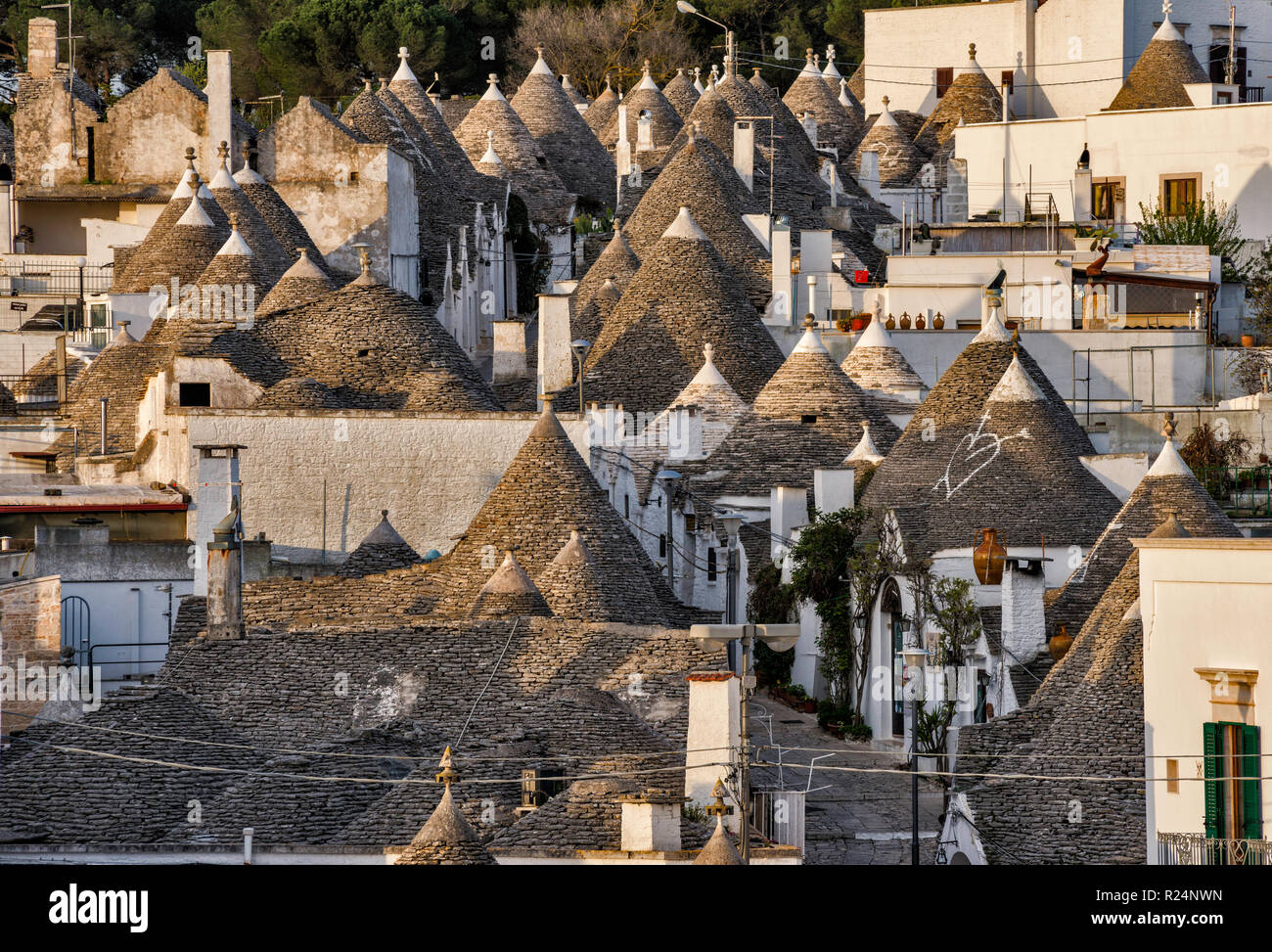 Toits de maisons trulli coniques à Rione Monti, vue depuis le point de vue de Santa Lucia, à Alberobello, dans les Pouilles, Italie Banque D'Images