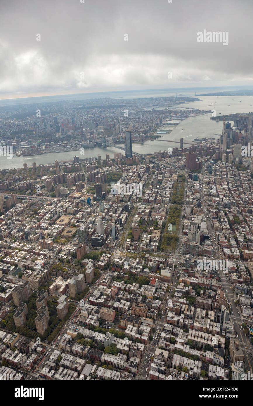 Vue aérienne d'hélicoptère de vue sur village complexe et environs, East Village, New York City, USA Banque D'Images