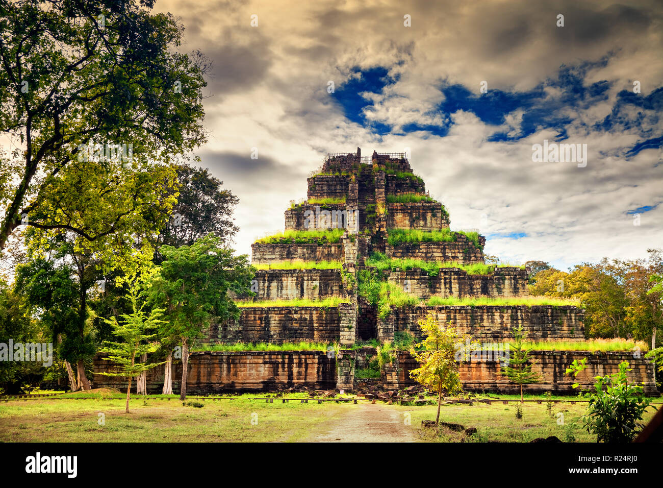 Pyramide ancienne Prasat Thom mort Koh Ker en style maya cachés dans la forêt tropicale jungle du Cambodge Banque D'Images