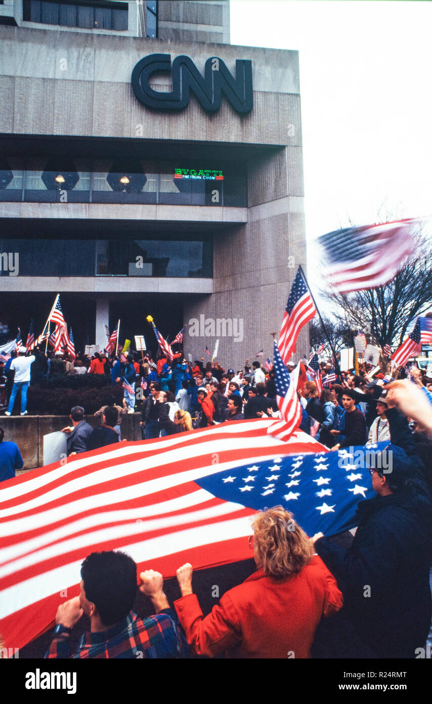 Manifestation devant CNN Center d'Atlanta, en Géorgie, comme l'opération Tempête du désert commence le Janvier 17, 1991 Banque D'Images