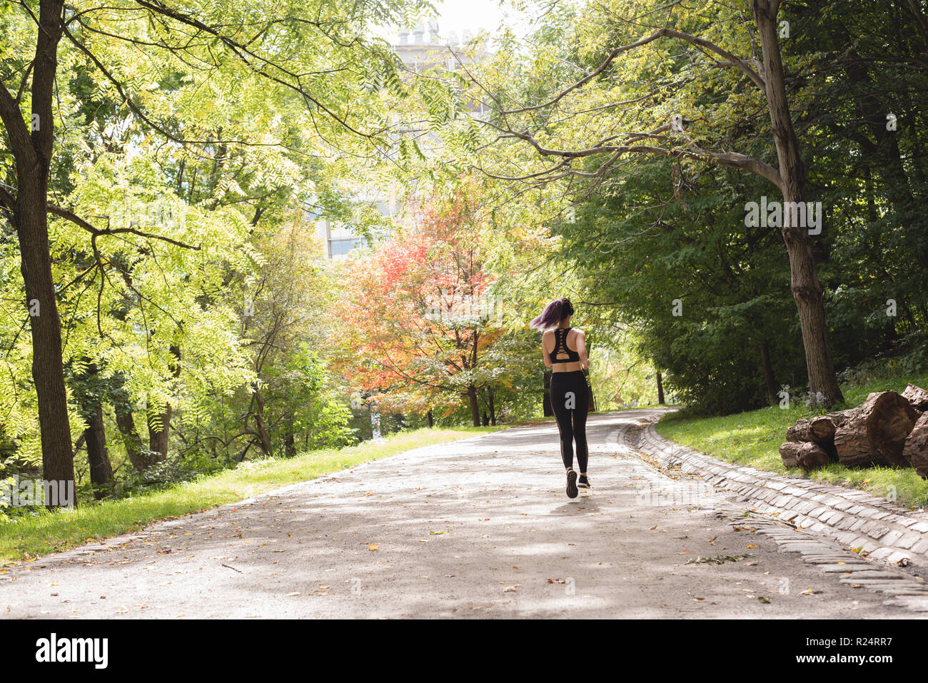 Female jogger courir dans le parc Banque D'Images