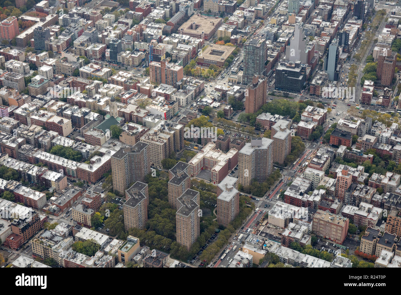 Vue aérienne d'hélicoptère de vue sur village complexe et environs, East Village, New York City, USA Banque D'Images