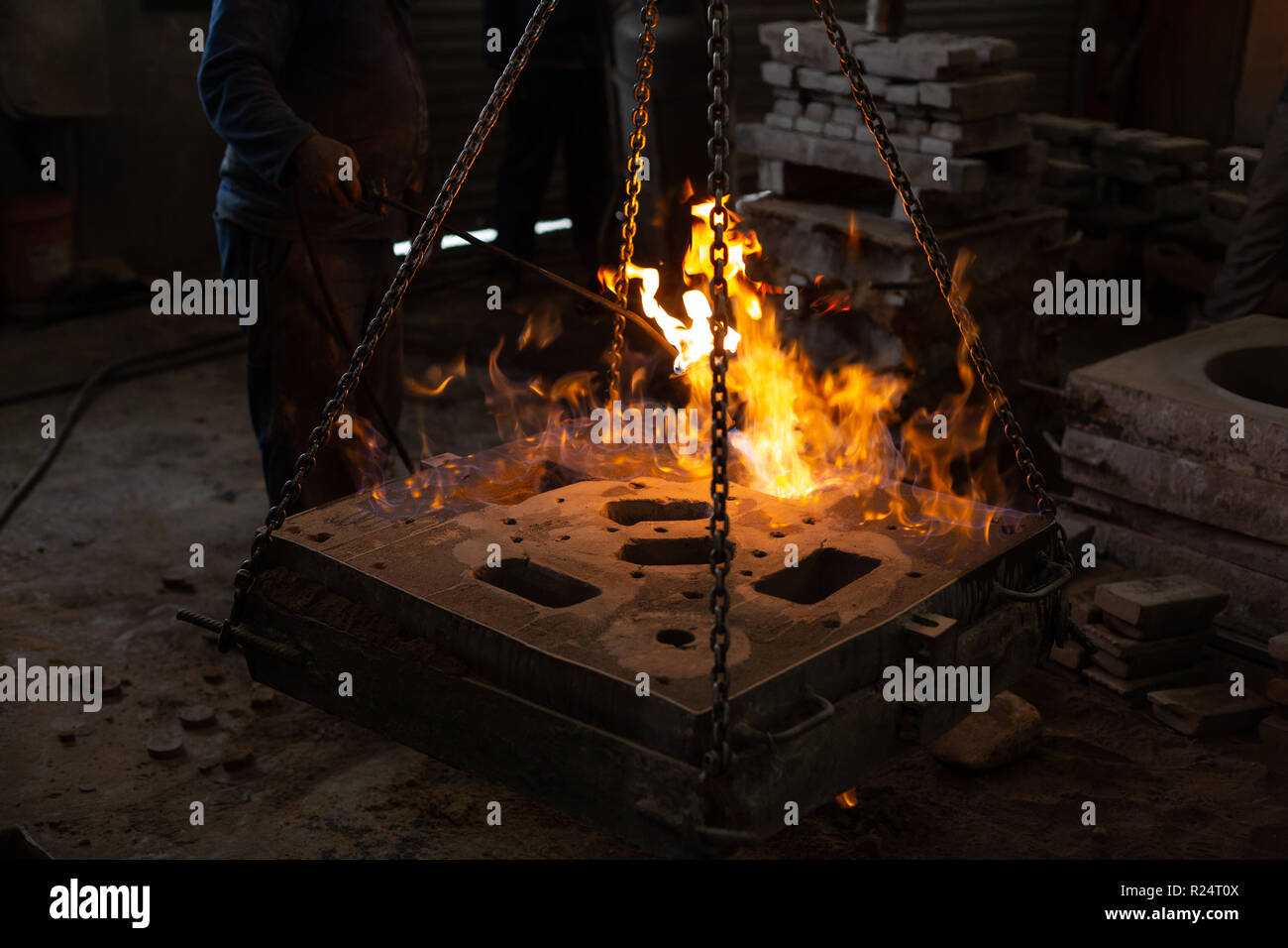 La mue des travailleurs dans l'atelier de fonderie de métaux Banque D'Images